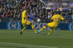 莱万700球里程碑：亚马尔精准助攻，莱万与球队共庆胜利