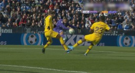 莱万700球里程碑：亚马尔精准助攻，莱万与球队共庆胜利